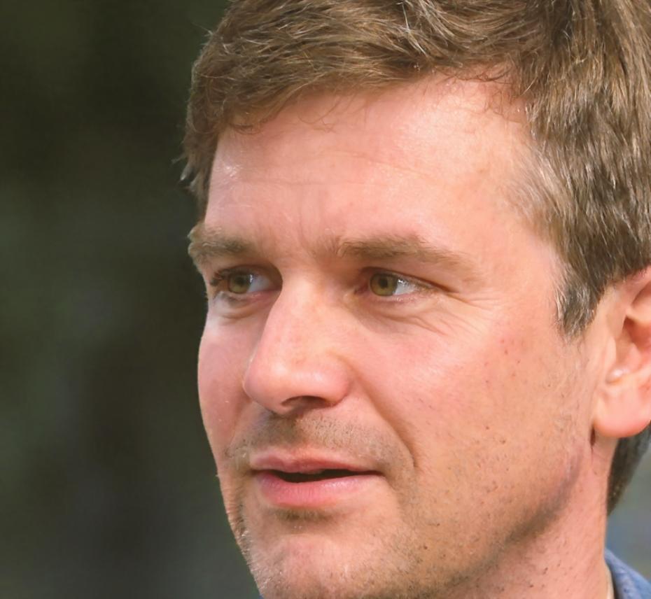 Estudiante Oriol Mascaró presentando su proyecto de análisis financiero