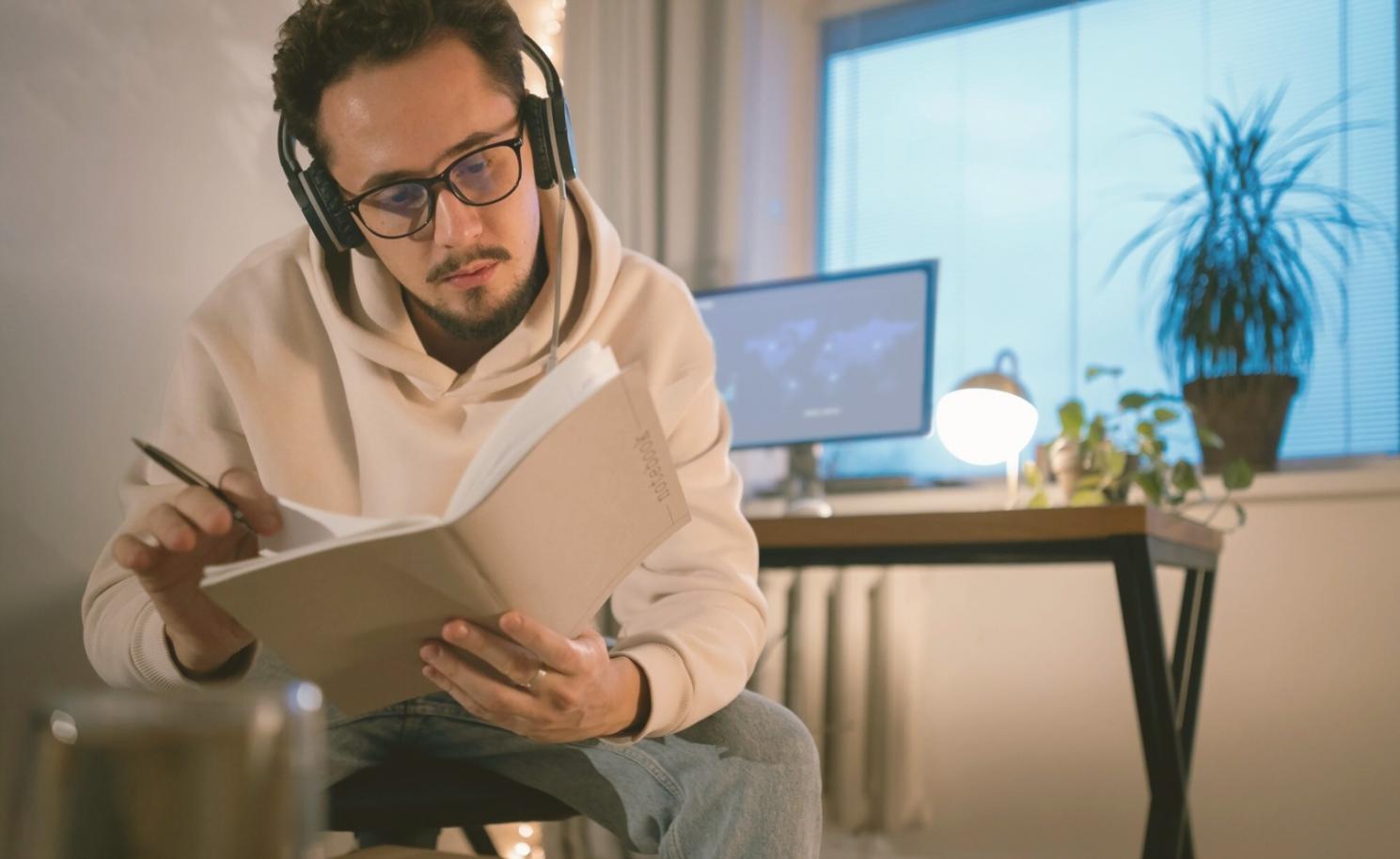 Estudiante trabajando en análisis financiero con gráficos y datos reales