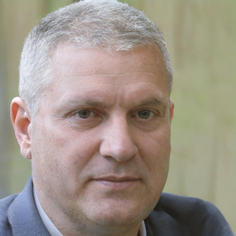 Estudiante Eudald Roig trabajando en modelo financiero de proyección de crecimiento